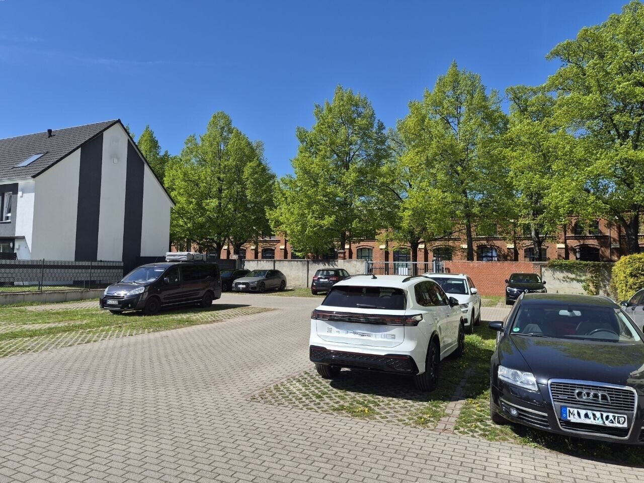 ...geräumige 4-Raum Dachgeschoss Wohnung mit Balkon und Stellplatz in der ehemaligen Senffabrik