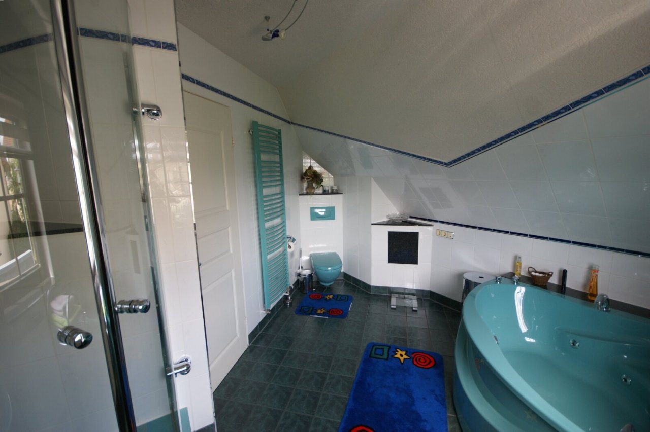 Badezimmer mit Wanne und Dusche Badezimmer mit Wanne und Dusche