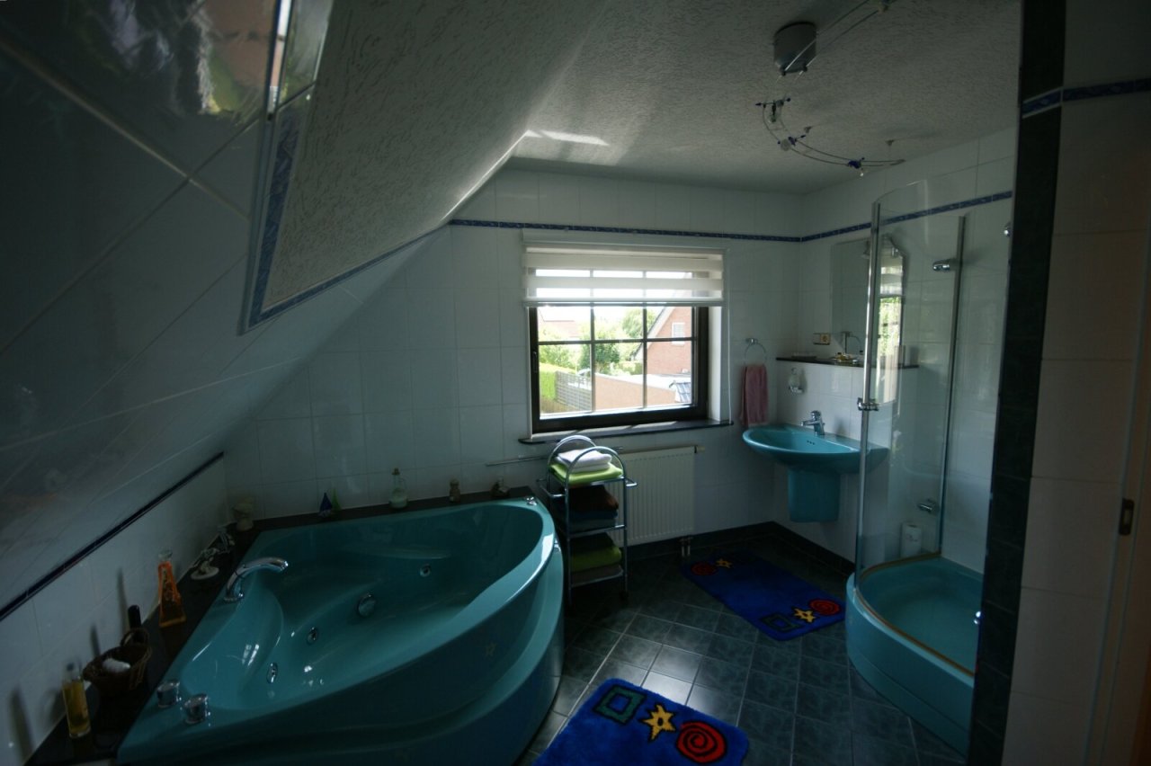Badezimmer mit Wanne und Dusche Badezimmer mit Wanne und Dusche