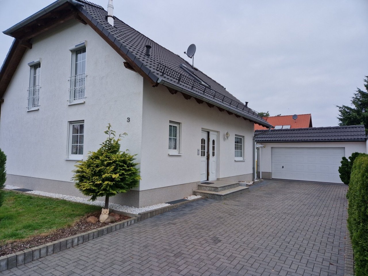 Objektansicht mit Doppel-Garage Objektansicht mit Doppel-Garage