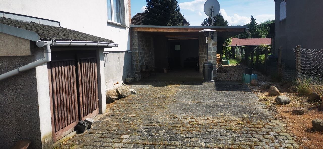 Einfahrt mit Garage