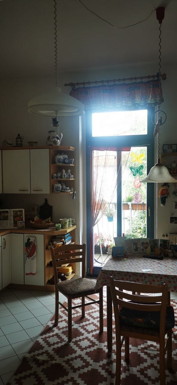 ...geräumige Küche mit Balkon