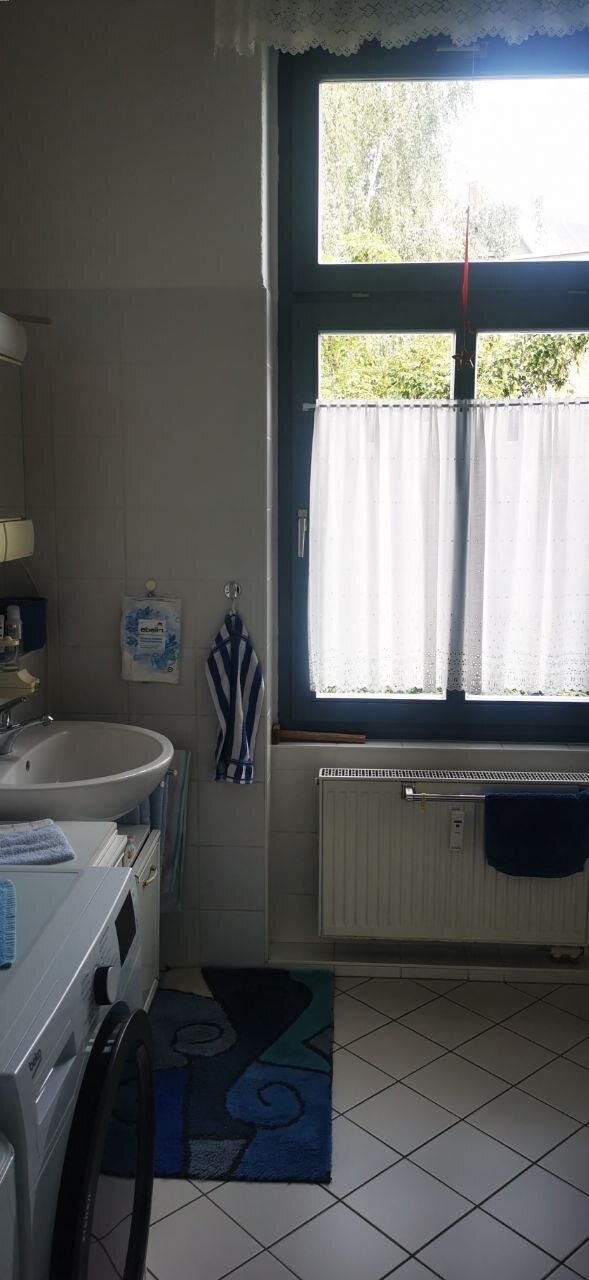 Badezimmer mit Fenster