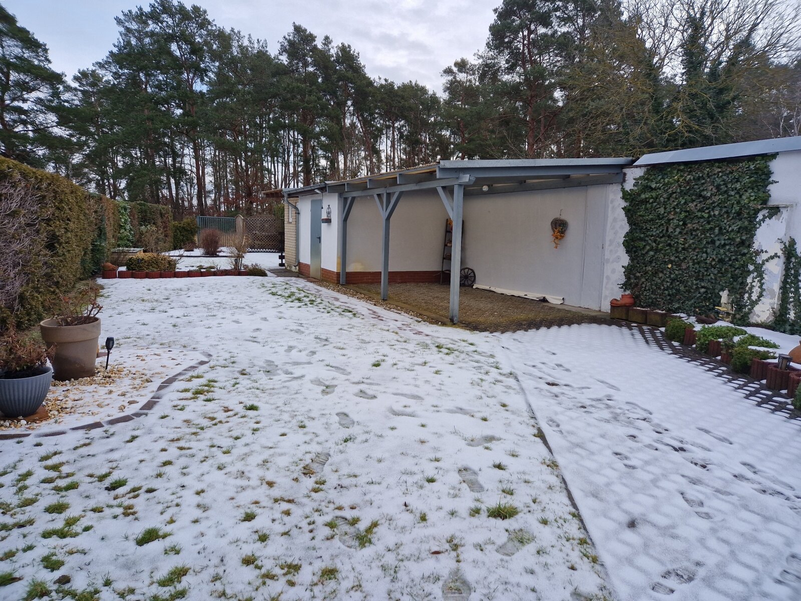 Nebengelass mit Terrasse