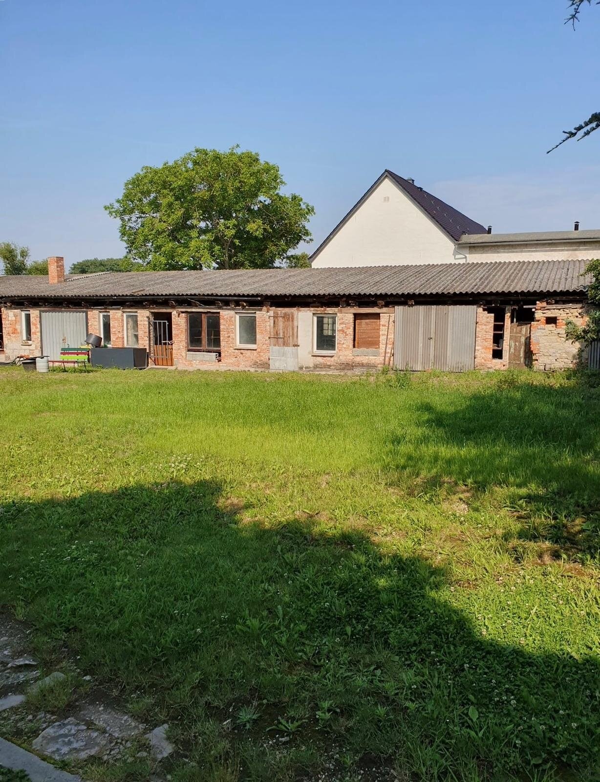 Grundstück mit Nebengelass