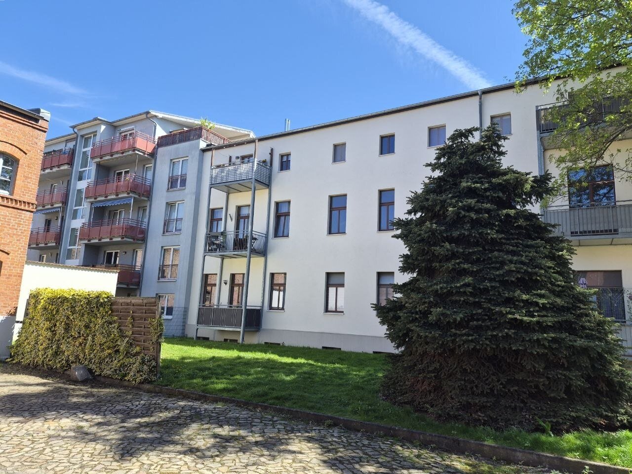 Objektansicht mit Balkon(oben links)
