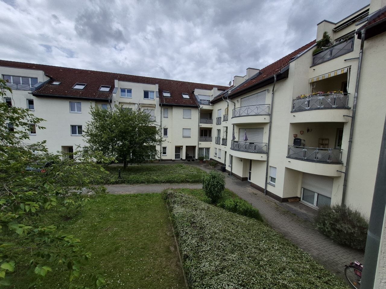 Gartenseite mit Balkonen